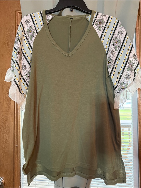 Tops - V neck top size small.